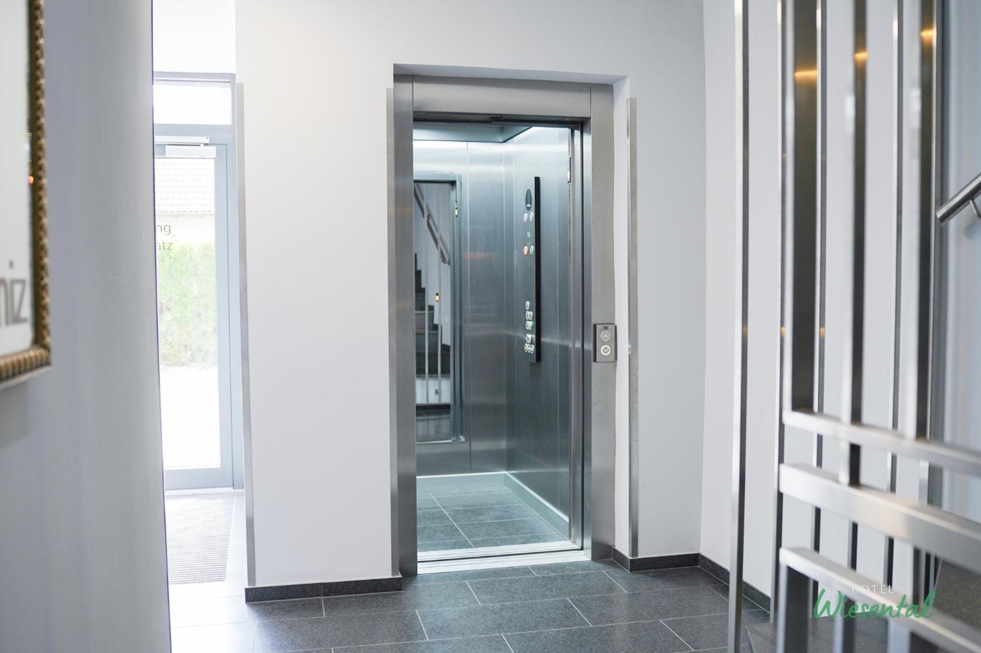 Hotel Wiesental Naehe Friedrichshafen เมคเคนบอยเริน ภายนอก รูปภาพ